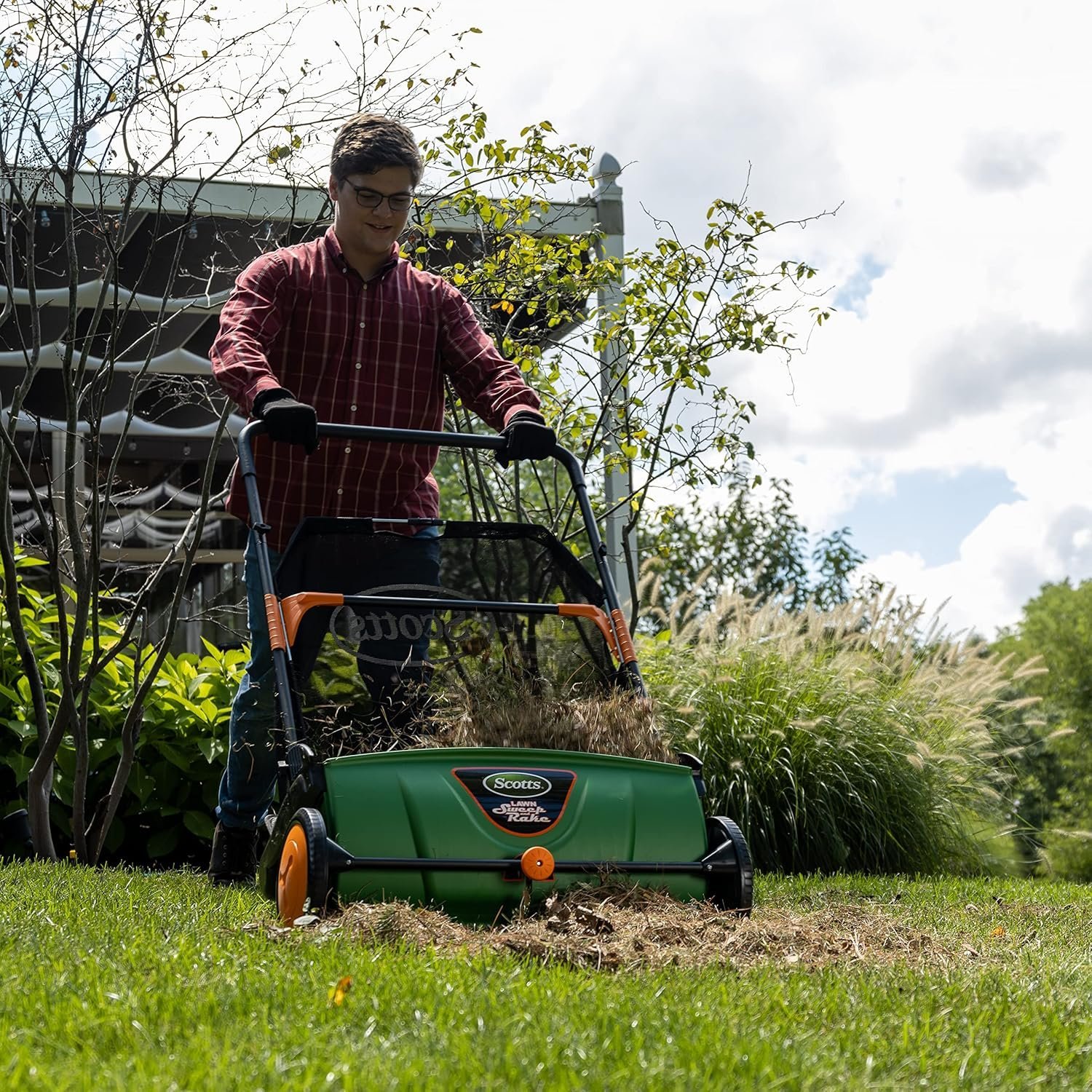 Scotts 26 in. Push Lawn Sweeper LSW70026S, Black/Green - Image 3