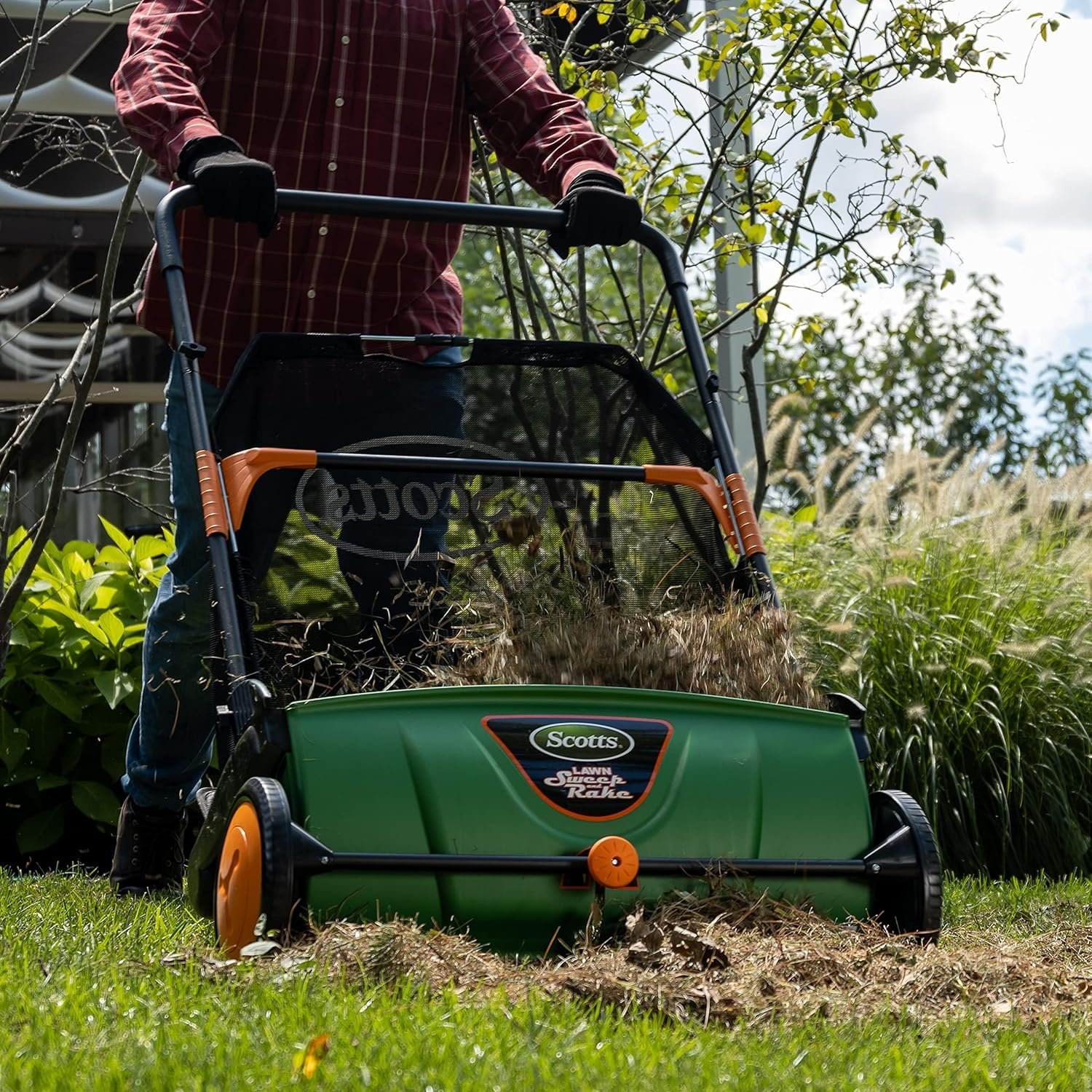 Scotts 26 in. Push Lawn Sweeper LSW70026S, Black/Green - Image 5